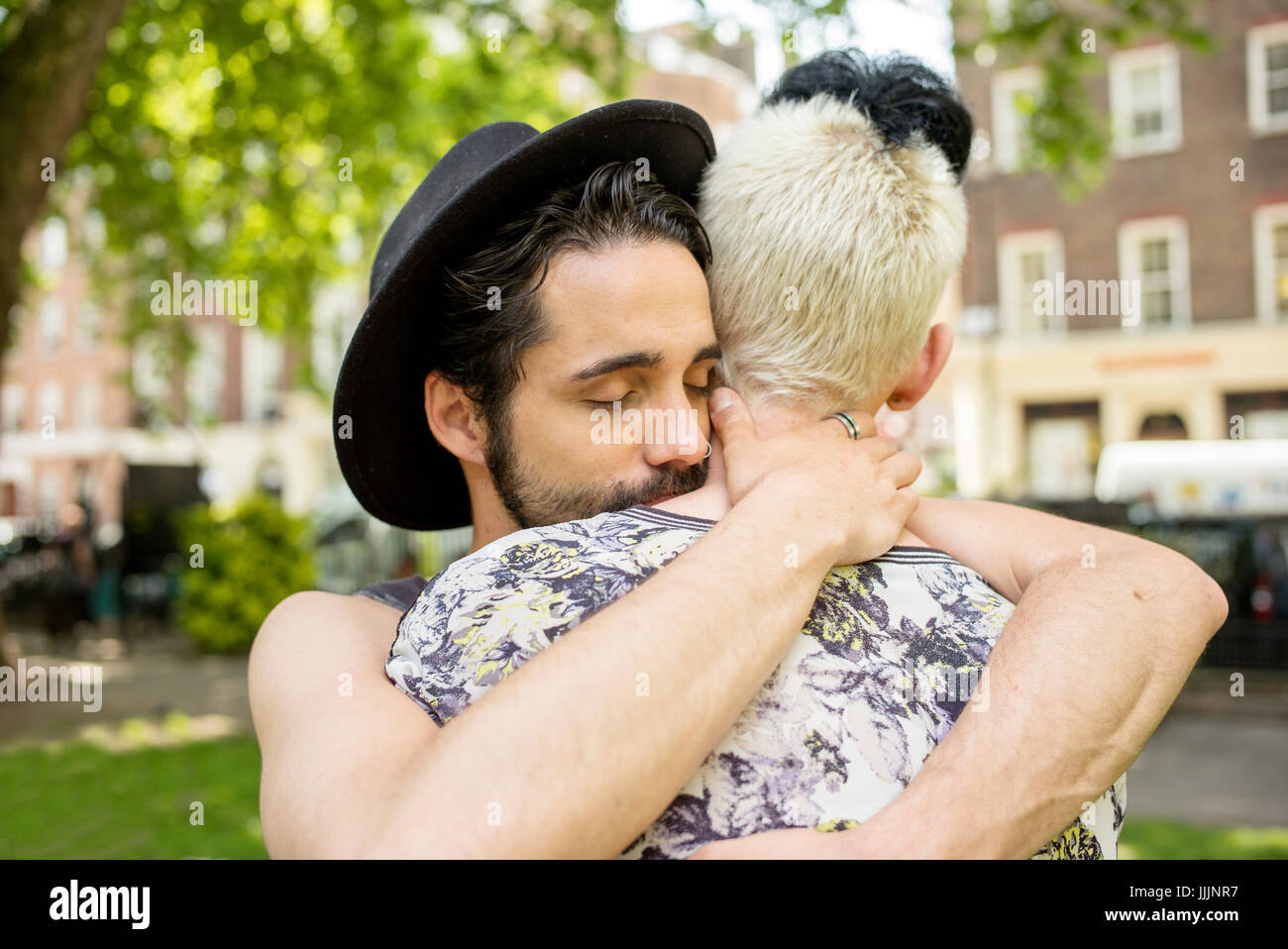 Una coppia gay abbracciarsi. Foto Stock