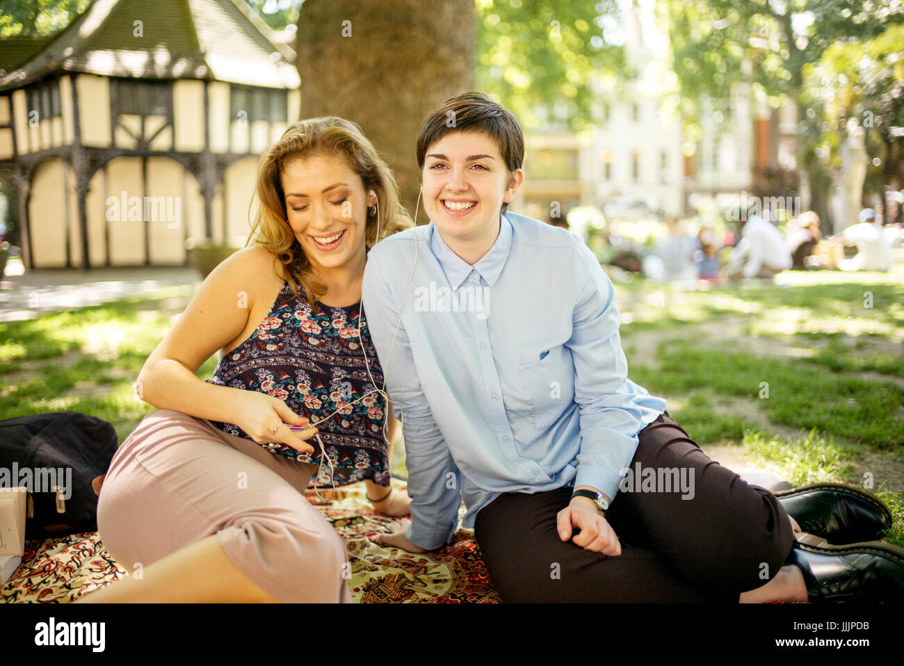 Una giovane coppia lesbica potrete crogiolarvi al sole nel parco. Foto Stock