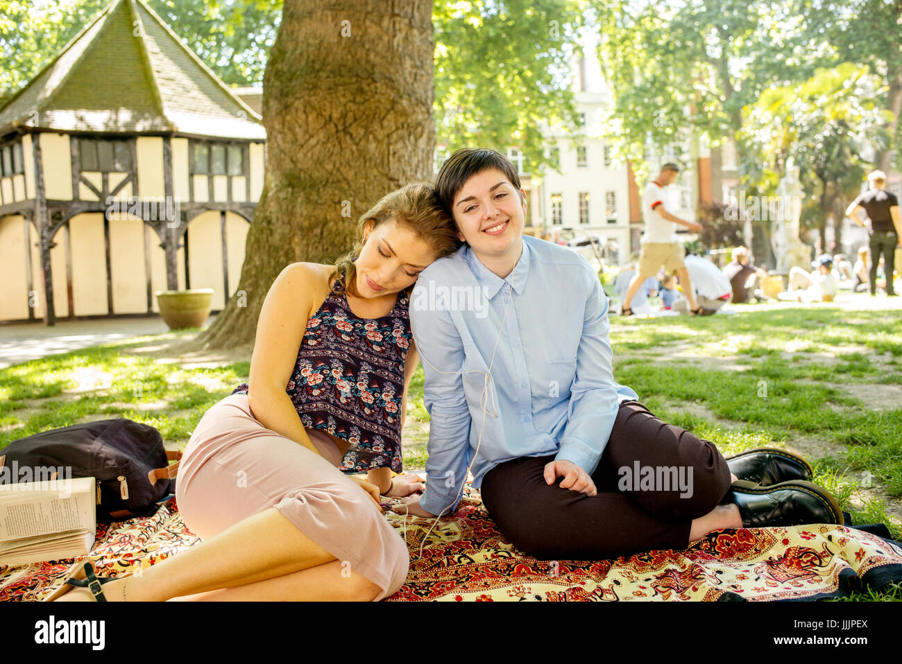 Una giovane coppia lesbica potrete crogiolarvi al sole nel parco. Foto Stock