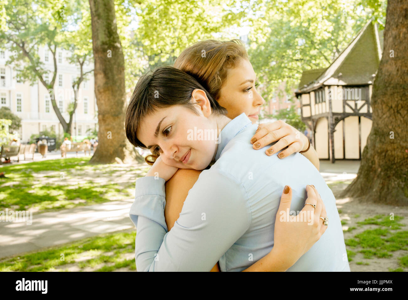 Una giovane coppia lesbica abbracciarsi nel parco. Foto Stock