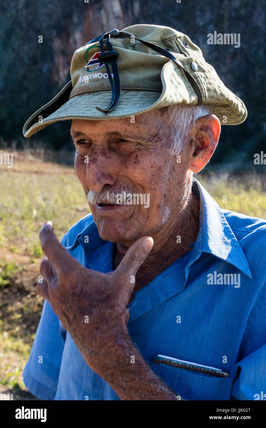 Un vecchio contadino di tabacco si arresta per un talk in Vinales Valley - VINALES, PINAR DEL RIO, CUBA Foto Stock