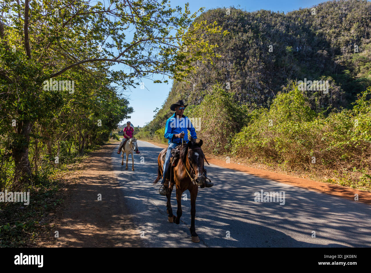 Equitazione è una comune attività turistica in ed intorno a Vinales National Park - VINALES, PINAR DEL RIO, CUBA Foto Stock