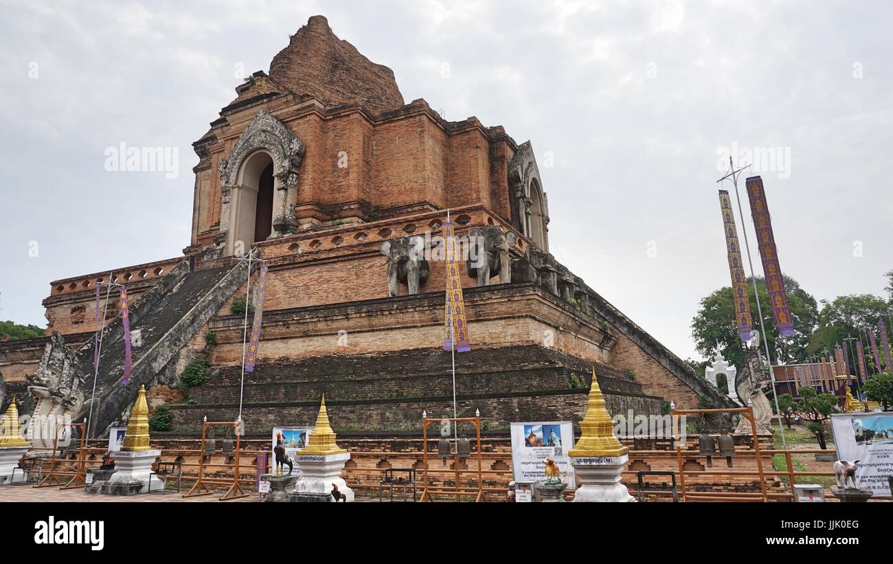 Una vecchia pagoda di Wat Chedi Luang Worawihan, Chiang Mai, Thailandia. Foto Stock