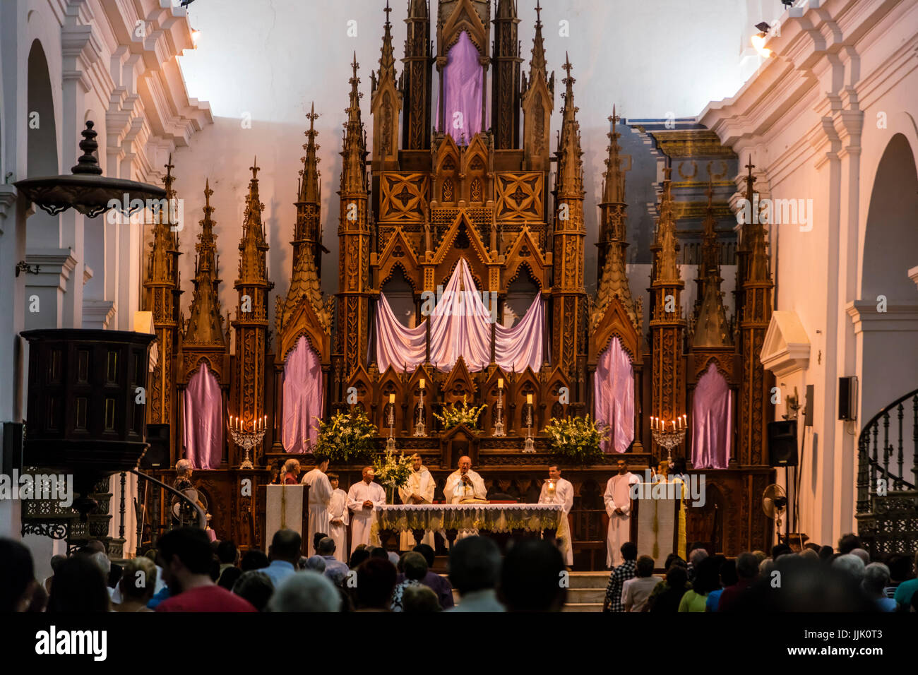 Altare DENTRO LA IGLESIA PARROQUIAL DE LA SANTISIMA Trinidad è situato sulla PLAZA MAYOR - Trinidad, Cuba Foto Stock