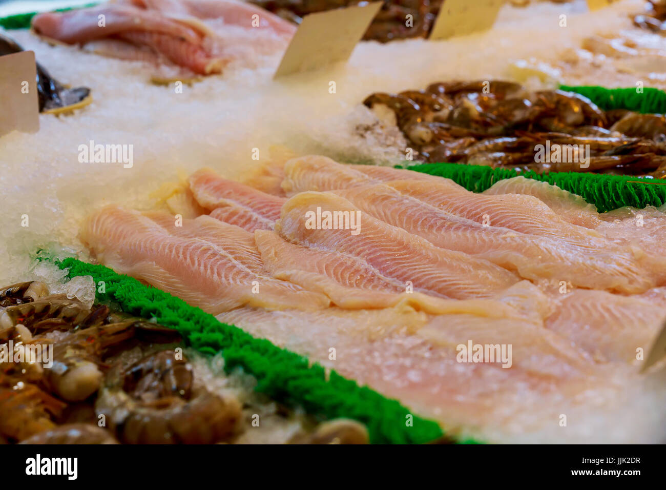 Frutti di mare display contatore di pesce. Il merluzzo bianco e filetti di Tilapia con orange di filetti di salmone Foto Stock