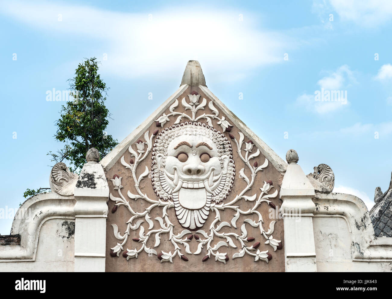 Rilievo di un grimace su un arco, Castello d'acqua Taman Sari, Kraton, Daerah Istimewa Yogyakarta, Java Tengah, Indonesia Foto Stock