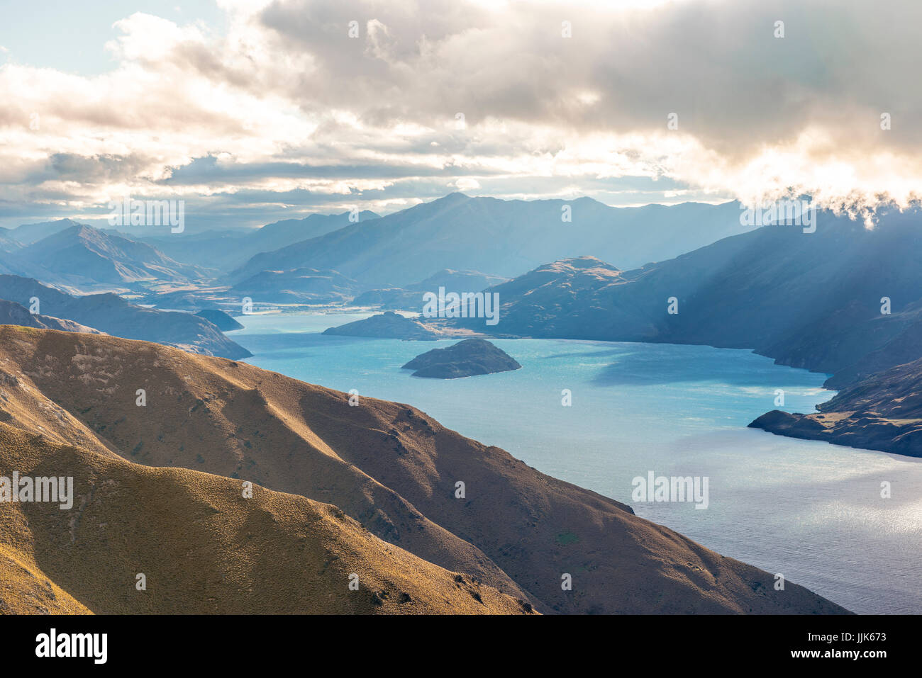 Il lago Wanaka e panorama di montagna, vista dal picco di istmo di via, Otago, Isola del Sud, Nuova Zelanda, Oceania Foto Stock