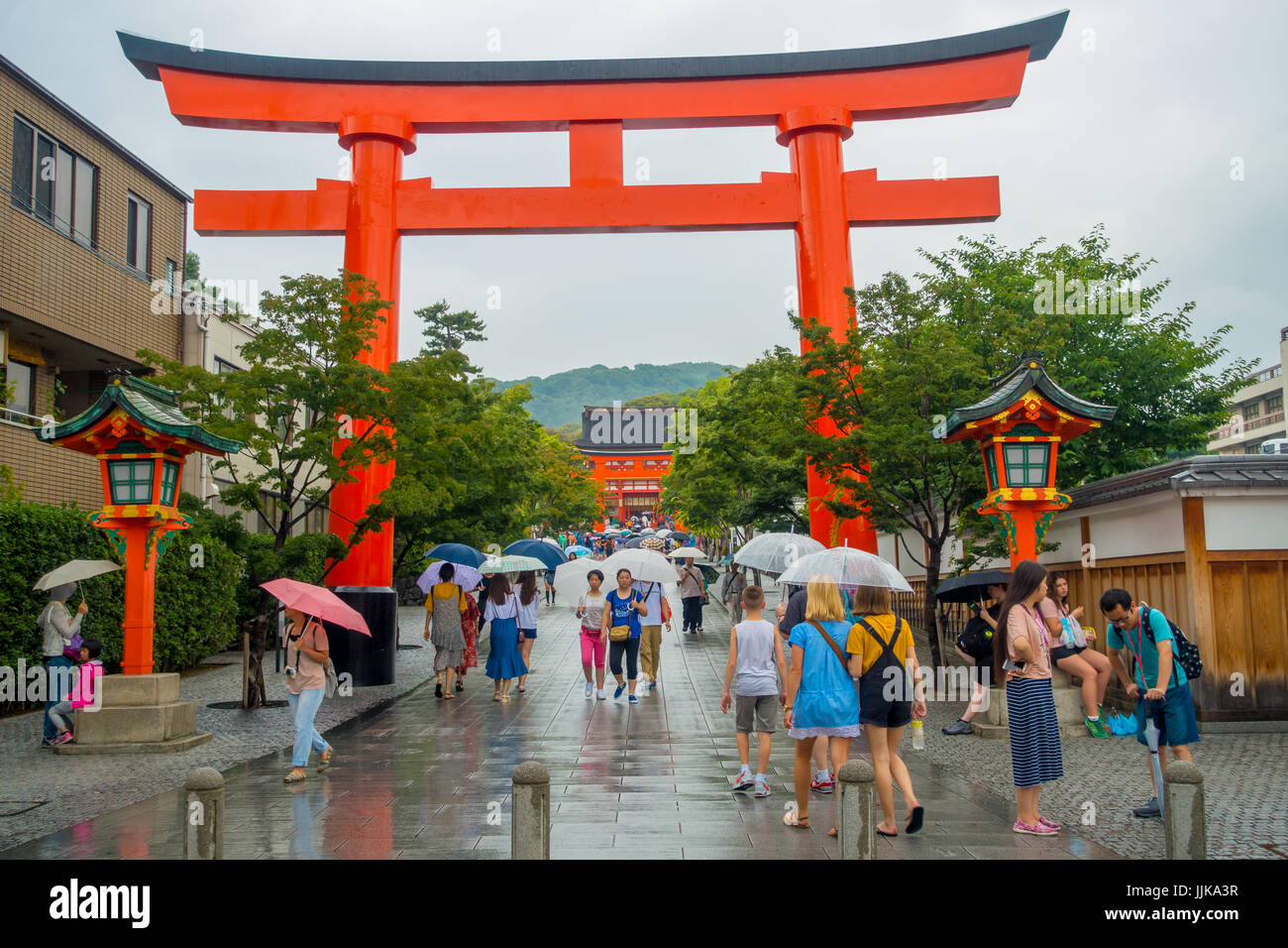 KYOTO, Giappone - Luglio 05, 2017: turisti visitano Fushimi Inari tempio a Rainy day a Kyoto, in Giappone. Foto Stock