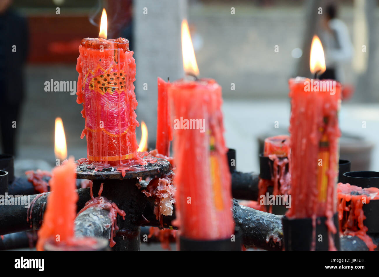 Xi'an, Cina - 2010 04 Novembre: Close-up di candele buddista al tempio. Foto Stock