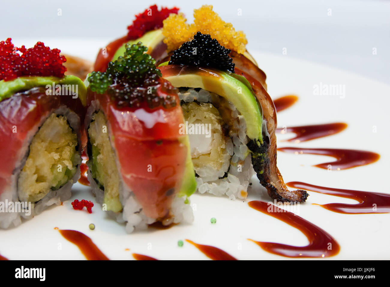 Colorato rotolo di sushi con uova di pesce Foto Stock