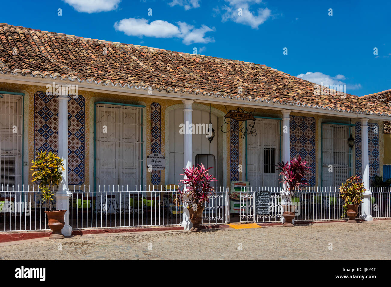 Un classico stile spagnolo edificio è ora una Pizza Parlour - Trinidad, Cuba Foto Stock