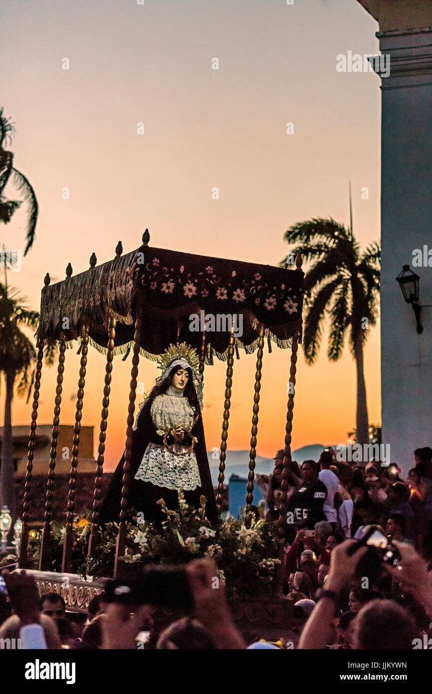 Durante le vacanze di Pasqua noto come SEMANA SANTA statue religiose sono portata in processione attraverso la città al crepuscolo - Trinidad, Cuba Foto Stock