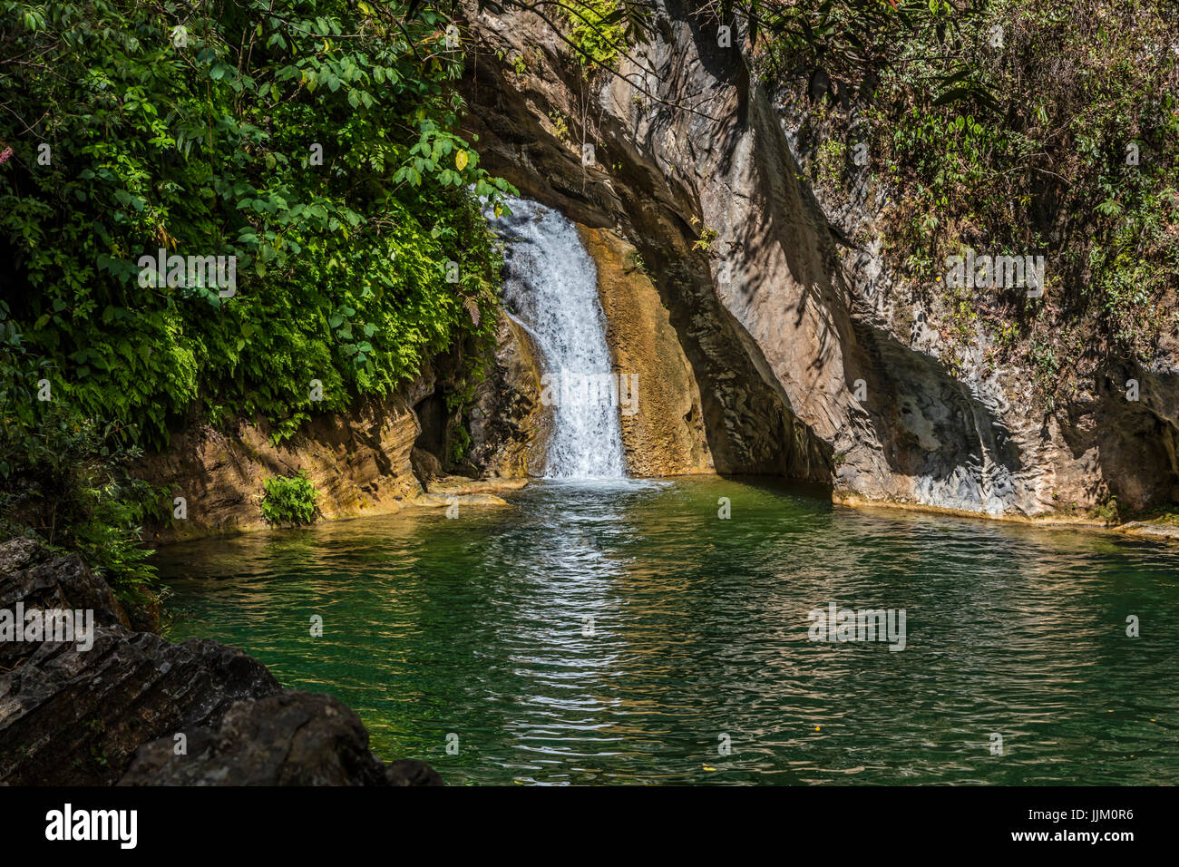 Nuotando buco sotto la cascata del SALTO DE CABURNI trova il Topes de Collantes nelle montagne della Sierra del Escambray - CUBA Foto Stock