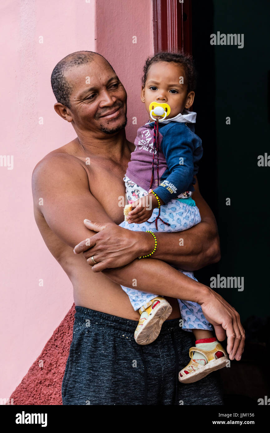 Un padre tiene la sua bambina in una porta - Trinidad, Cuba Foto Stock