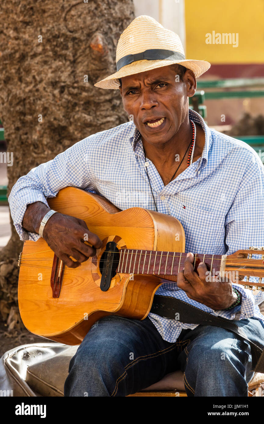 Un uomo cubano suona musica tradizionale con la sua chitarra - Trinidad, Cuba Foto Stock
