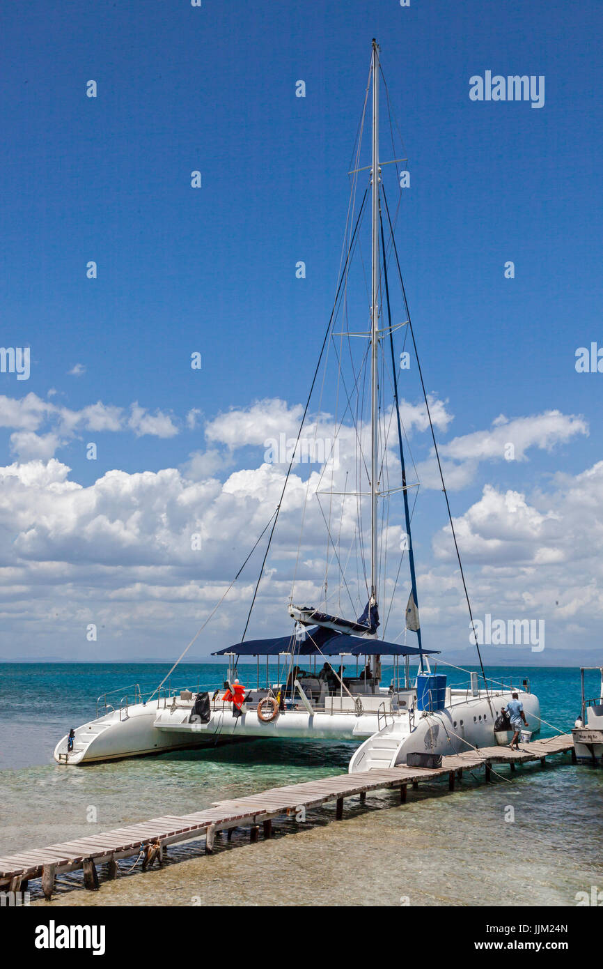 Un catamarano attraccato al molo a CAYO IGUANA raggiunta in barca da Playa Ancon - Trinidad, Cuba Foto Stock