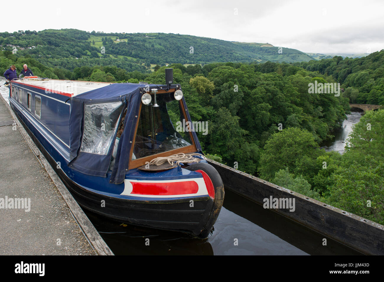 Un narrowboat attraversando l acquedotto Pontcysylite sul Llangollen Canal vicino a Trevor in Galles Foto Stock