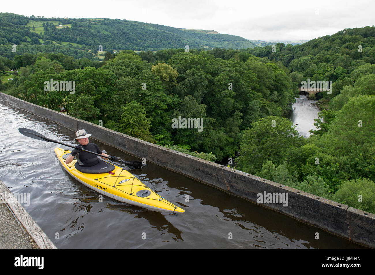 Un uomo godendo la vista mentre il kayak attraverso l acquedotto Pontcysylite sul Llangollen Canal vicino a Trevor in Galles Foto Stock