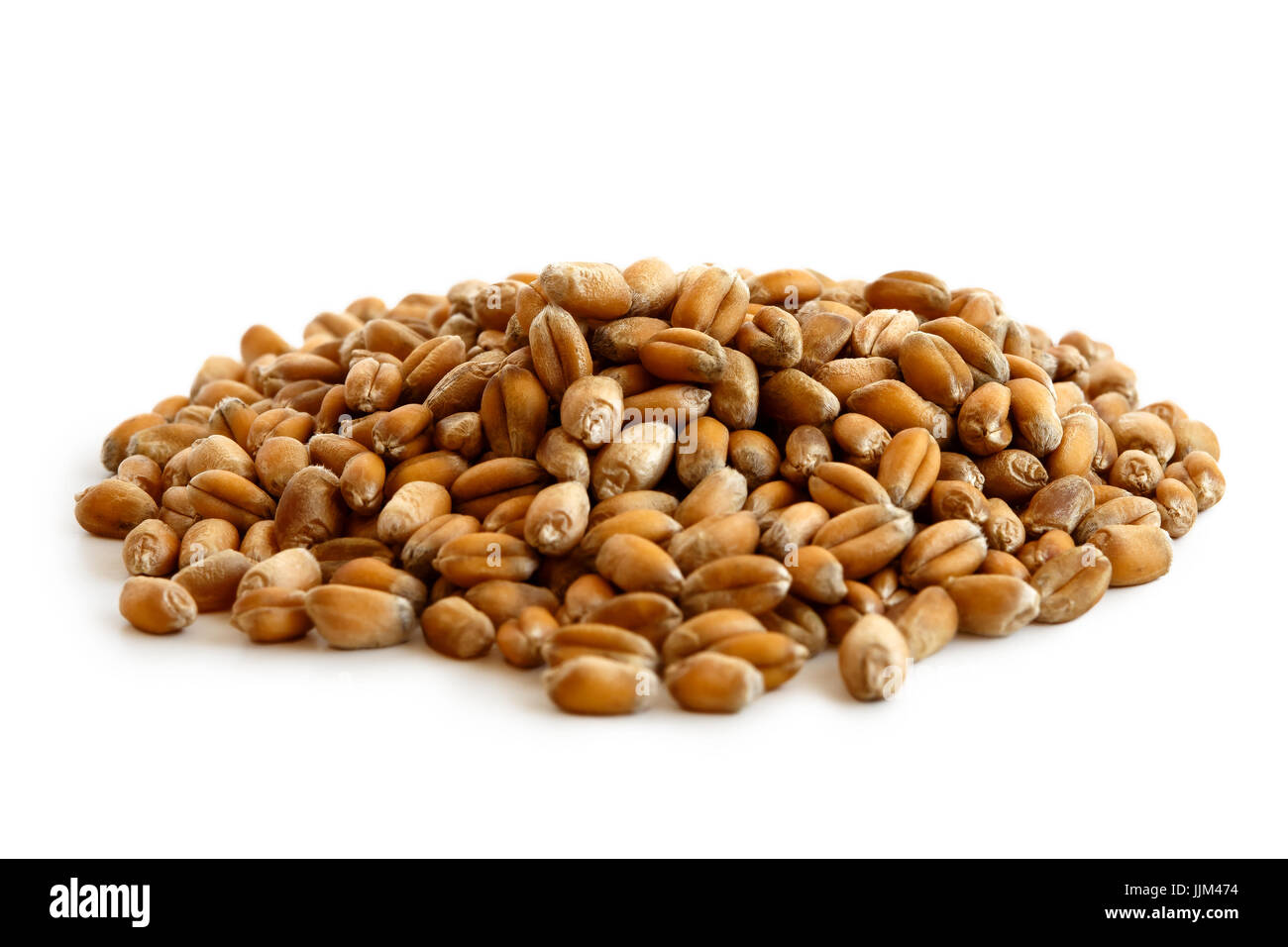 Mucchio di grano di inverno kernels isolato su bianco. Foto Stock