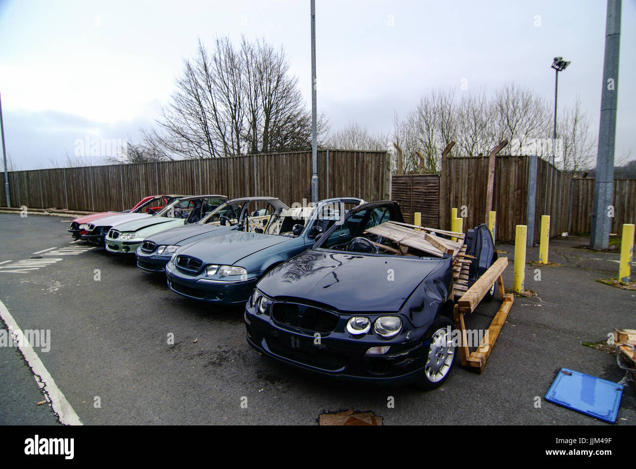 Vecchio show vetture con i loro tetti rimosso per un facile accesso per le telecamere di fotografia per brochure all'interno della abbandonato MG Rover fabbrica di automobili a Longbridge, Birmingham, UK nel 2007. Foto Stock