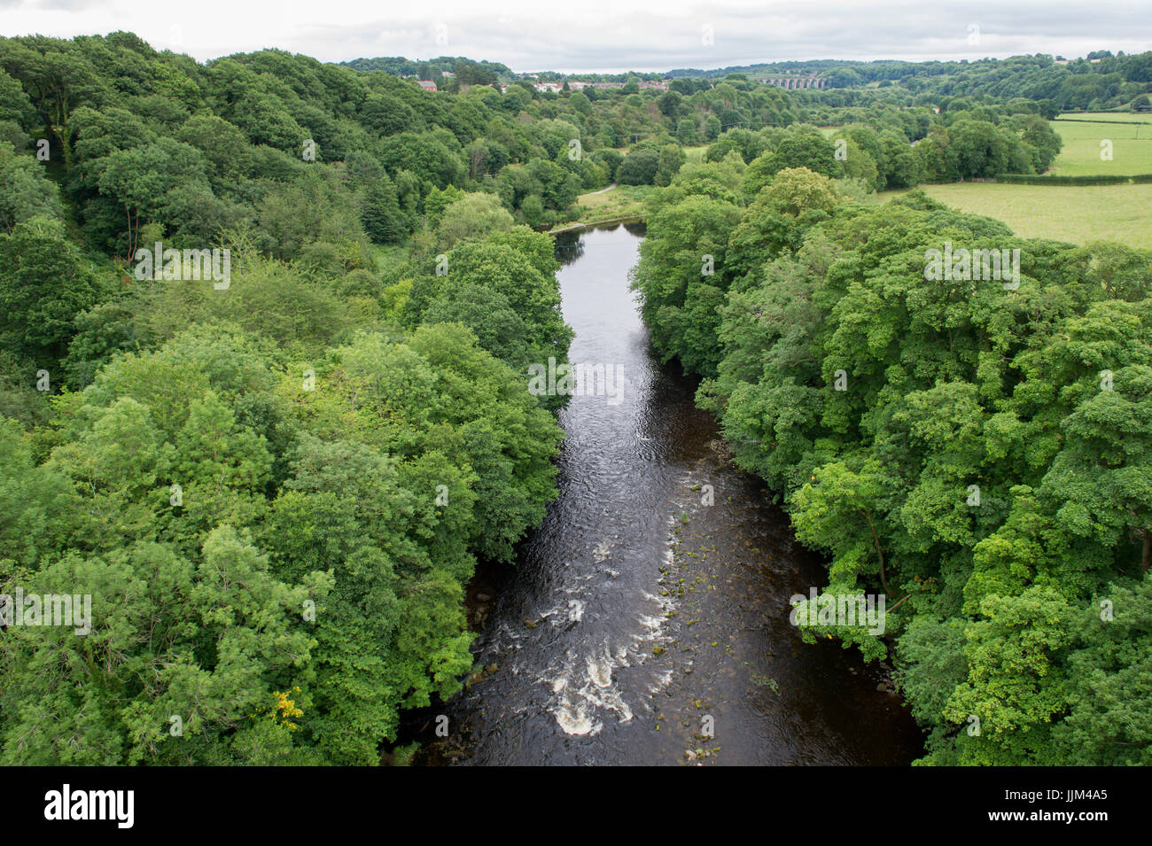 La vista del paesaggio gallese e il fiume Dee dall'Acquedotto Pontcysyllte tra Trevor e Llangollen in Galles Foto Stock