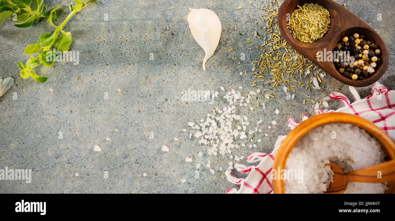Gli ingredienti in Tabella grigia Foto Stock