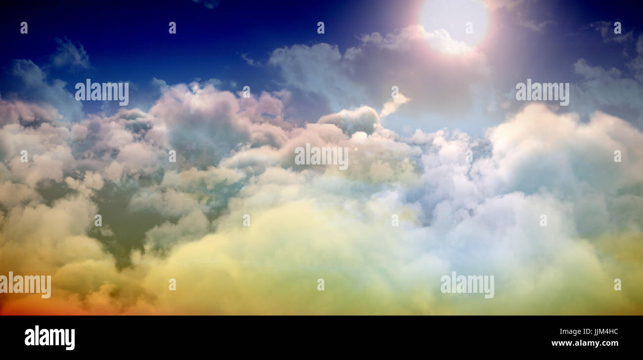 Visione idilliaca di sole luminoso oltre le nuvole durante la giornata di sole Foto Stock