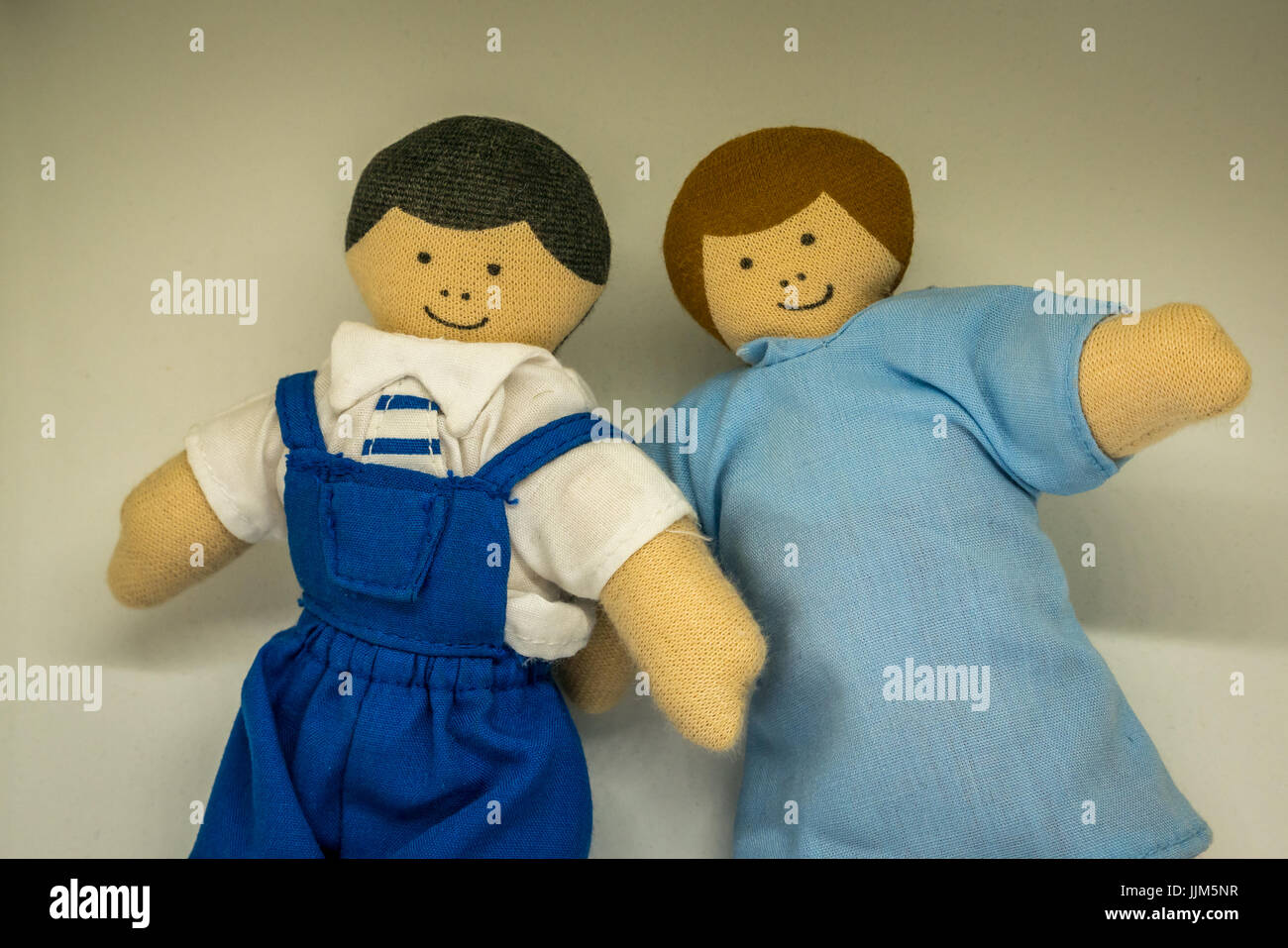 Ancora in vita del maschio e femmina bambole giocattolo contro uno sfondo bianco per rappresentare i genitori, giovane, i membri della famiglia, relazioni, matrimonio, generi Foto Stock
