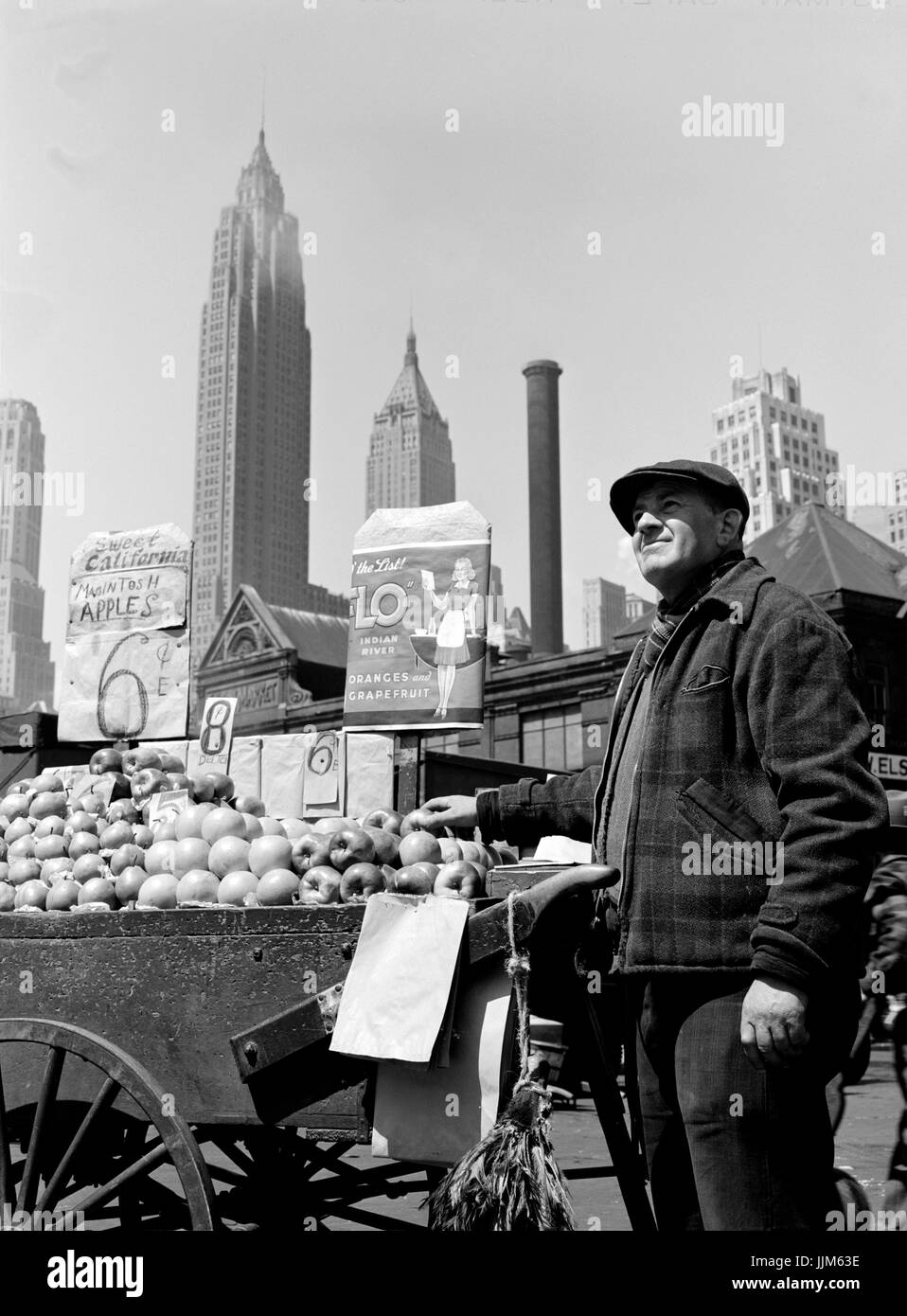 New York, New York. Spingere il carrello fornitore di frutta al Fulton Fish market.Parks, Gordon, 1912- fotografo.CREATO/pubblicato1943 può. Foto Stock