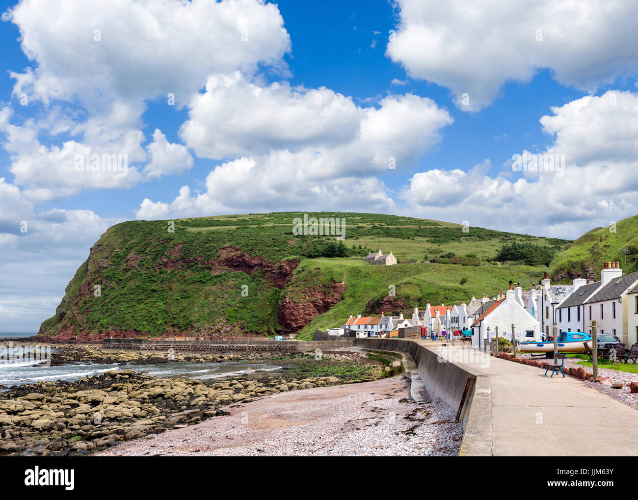 Pennan, Scozia. Il piccolo villaggio di pescatori di Pennan nell'Aberdeenshire, che è stato utilizzato come location per il film del 1983, Local Hero. Foto Stock