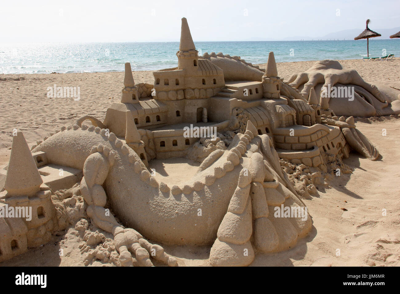 Castello di sabbia sul mare Foto Stock