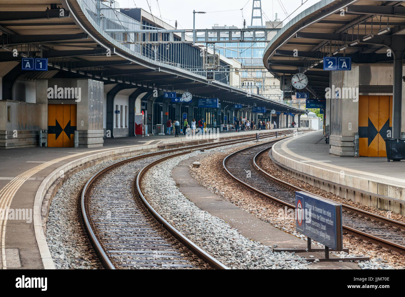 Piattaforme e ferrovie di Genève-Cornavin stazione ferroviaria. Ginevra, Svizzera. Foto Stock