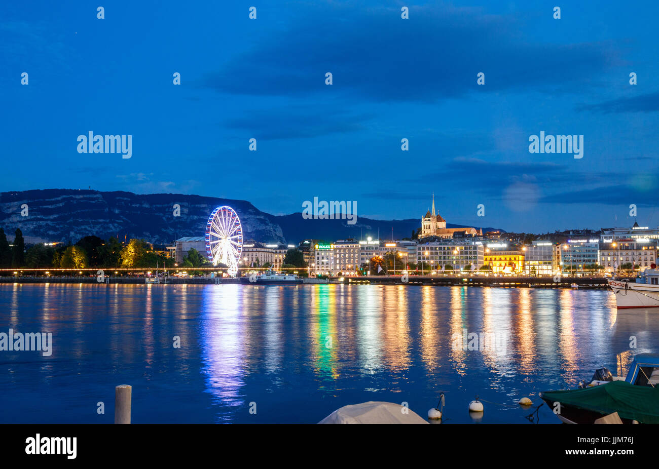 Vista sul Rodano e la Città Vecchia con la Cattedrale di San Pietro e una ruota panoramica Ferris a riva. Ginevra, Svizzera. Foto Stock