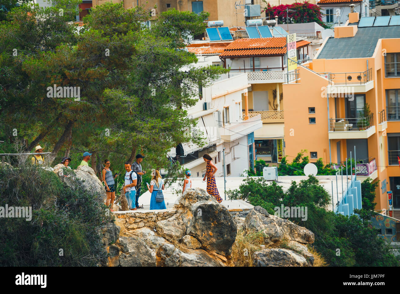 Agios Nikolaos, Creta, Grecia - Giugno 07, 2017: Agios Nikolaos città a sera d'estate. Agios Nikolaos è uno dei più città turistiche su Creta isla Foto Stock