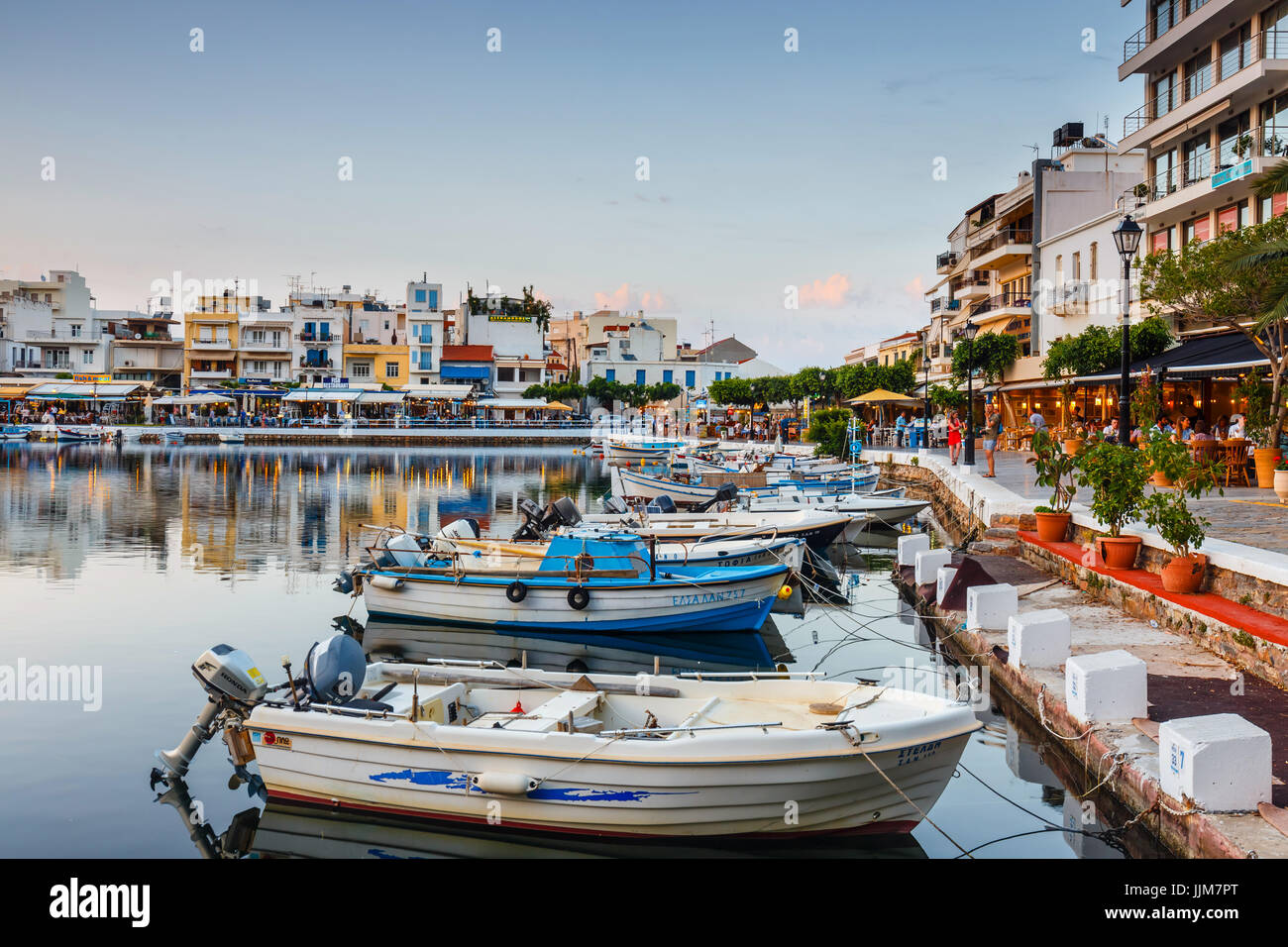 Agios Nikolaos, Creta, Grecia - Giugno 08, 2017: Agios Nikolaos città a sera d'estate. Agios Nikolaos è uno dei più città turistiche su Creta isla Foto Stock