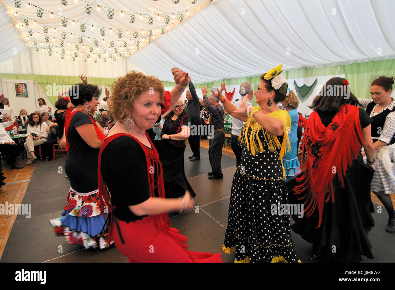 Donne che danzano il flamenco, la fiera di aprile, Barcellona. La Catalogna, Spagna Foto Stock