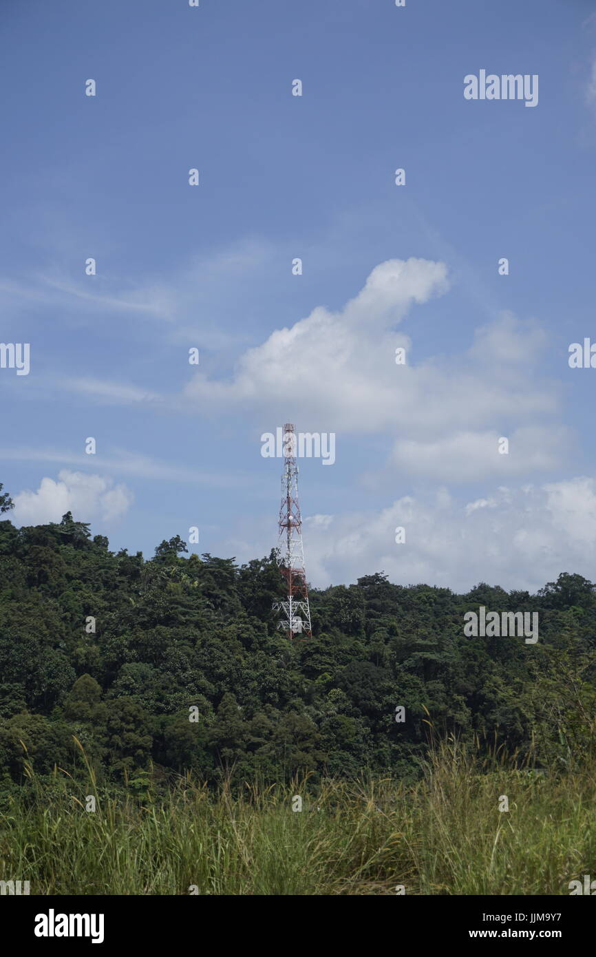 Telefono cellulare antenna della stazione di base nella campagna della Malaysia Foto Stock