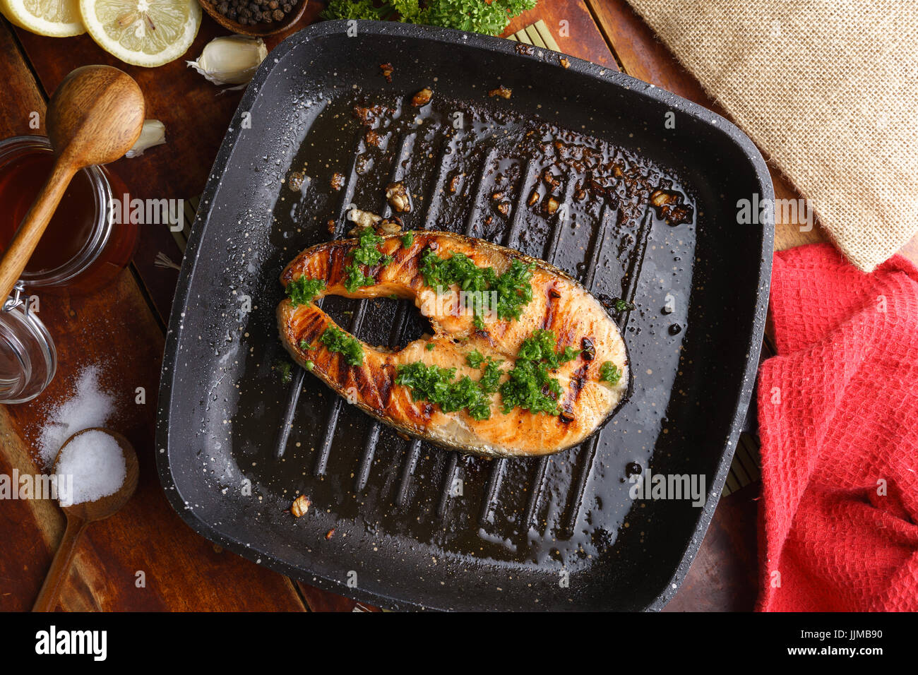Padella alla brace bistecca di salmone Foto Stock