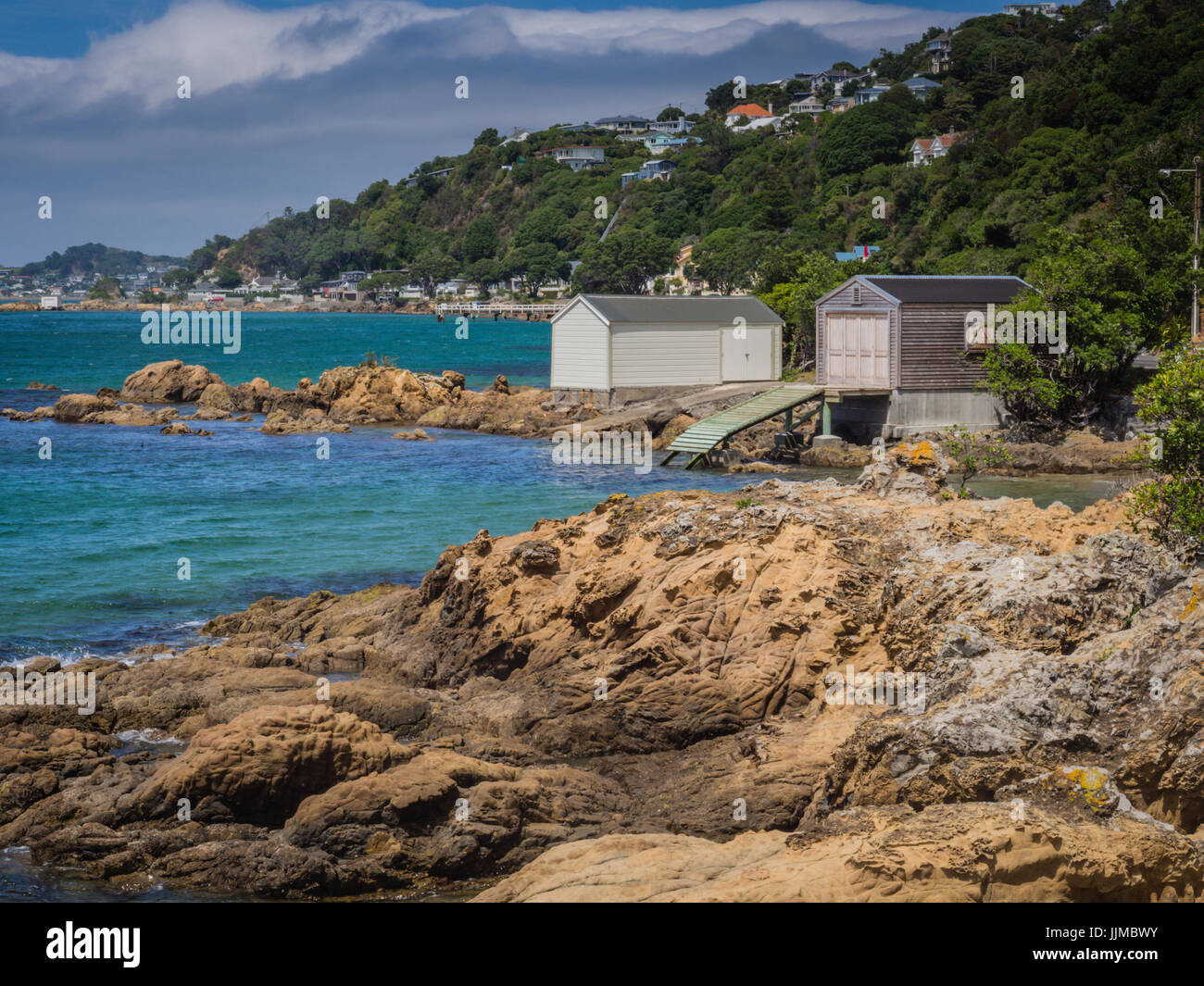 Boatsheds sulla costa rocciosa Foto Stock