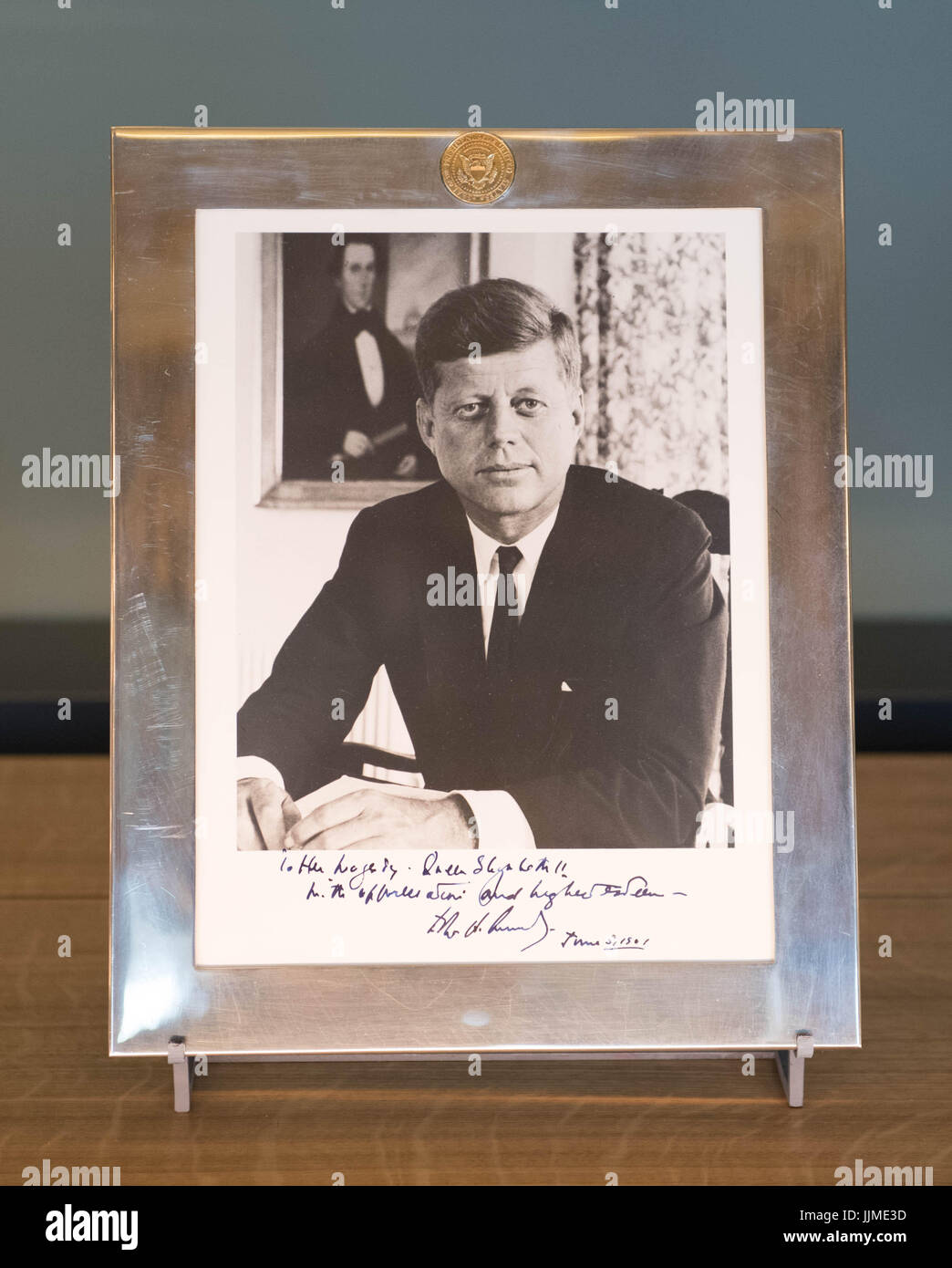 È sotto embargo per 0001 Venerdì 21 Luglio una cornice per una fotografia del Presidente John F Kennedy da Alfred Eisenstaedt, inscritto 'a Sua Maestà la Regina II, con la più alta stima, John F Kennedy" presentato durante una cena a Buckingham Palace nel 1961 sul display di doni presentato alla Regina Elisabetta II in tutta la sua 65 anni di regno in mostra durante un'anteprima per il Royal doni mostra, che è parte della stagione estiva con apertura delle camere di stato a Buckingham Palace di Londra. Foto Stock