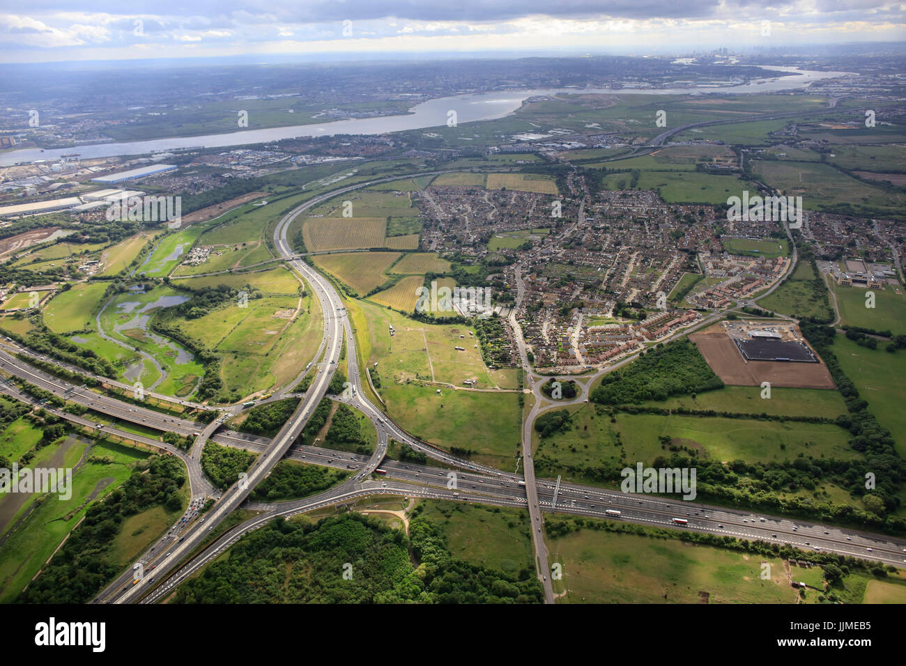 Una veduta aerea di Junction 30 della M25 e il villaggio di Essex di Aveley Foto Stock
