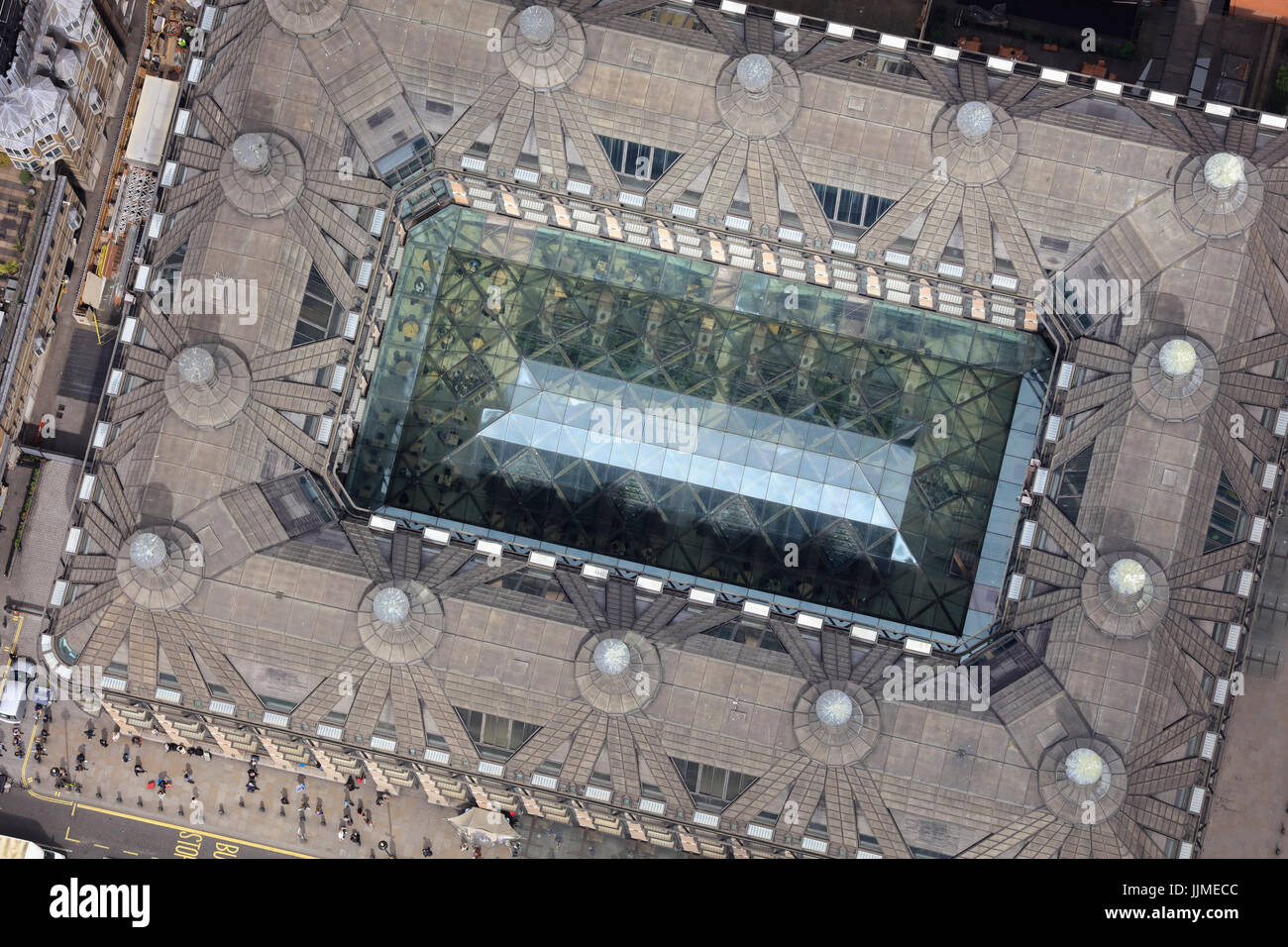 Una veduta aerea che mostra la vista nell'atrio di Portcullis House di Londra Foto Stock