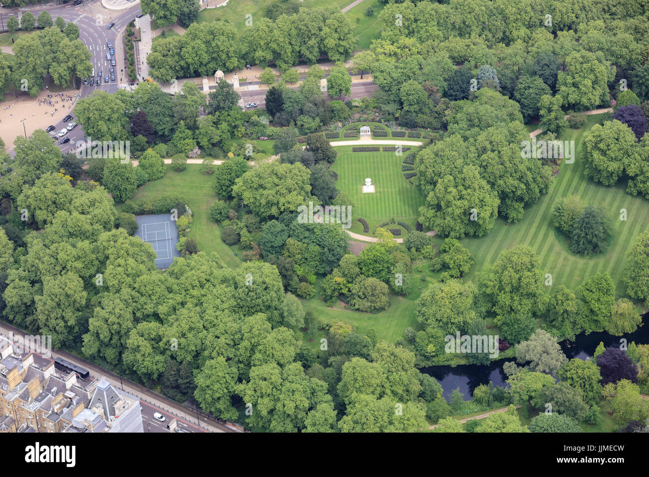 Una veduta aerea di Buckingham Palace Gardens, con il vaso di Waterloo visibile sul prato Foto Stock