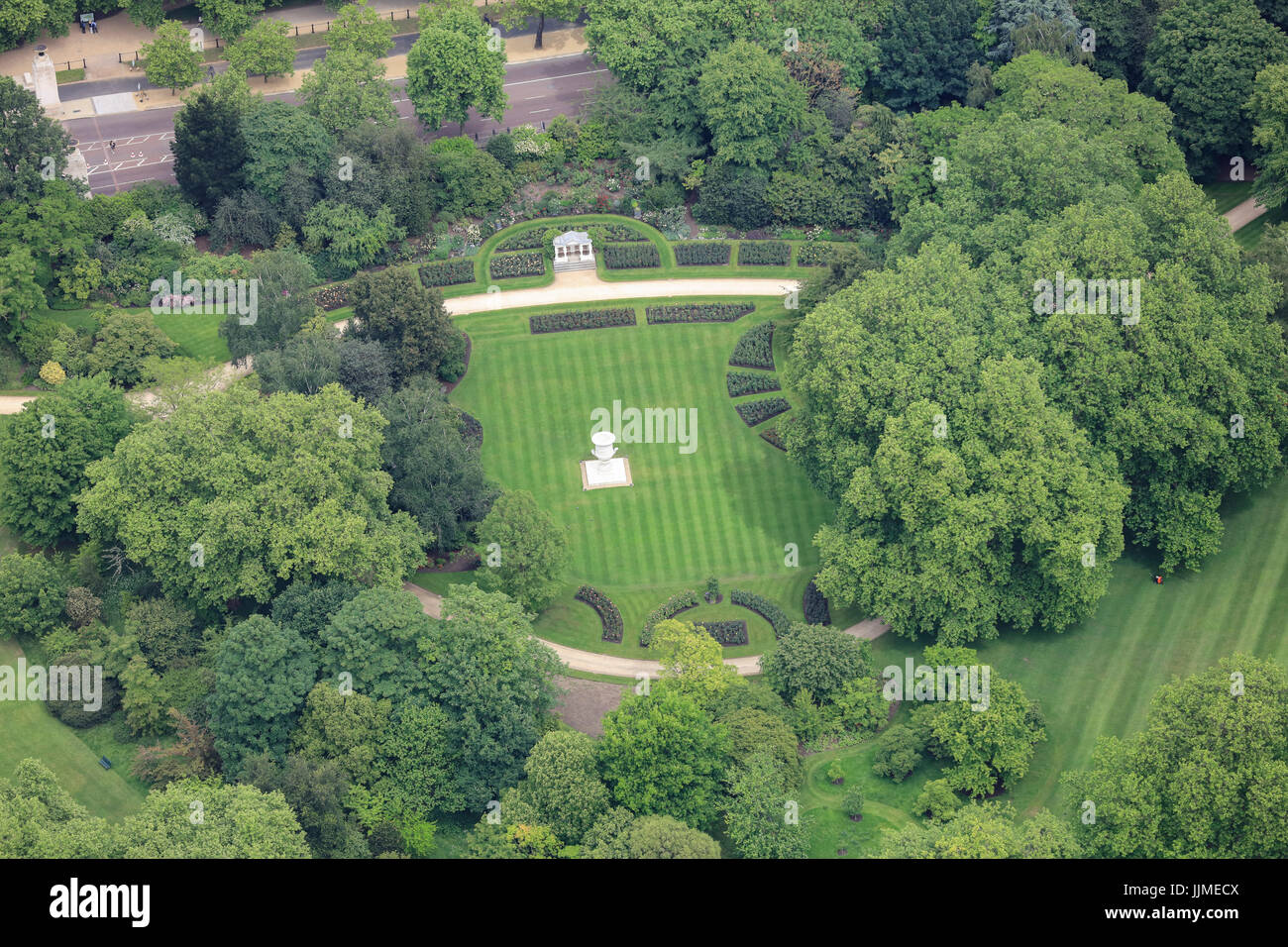 Una veduta aerea di Buckingham Palace Gardens, con il vaso di Waterloo visibile sul prato Foto Stock