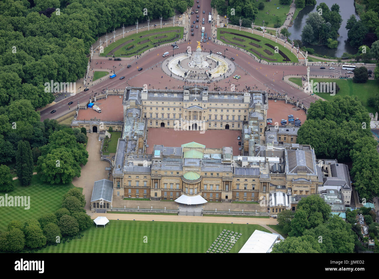 Una veduta aerea della parte posteriore del Buckingham Palace con l'Albert Memorial e la parte superiore del Centro Commerciale visibile Foto Stock