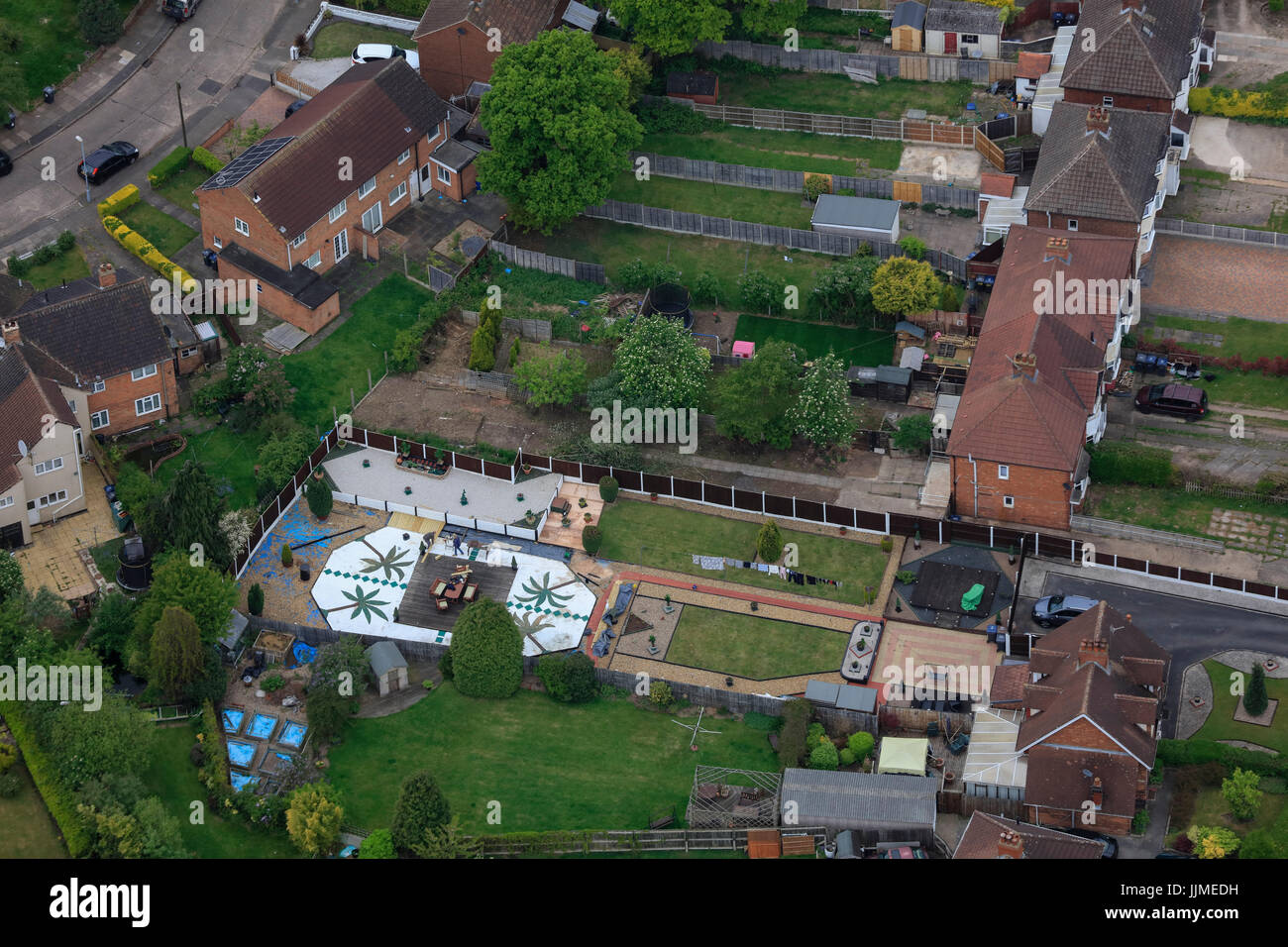Una veduta aerea di un tipico quartiere periferico di back giardini Foto Stock