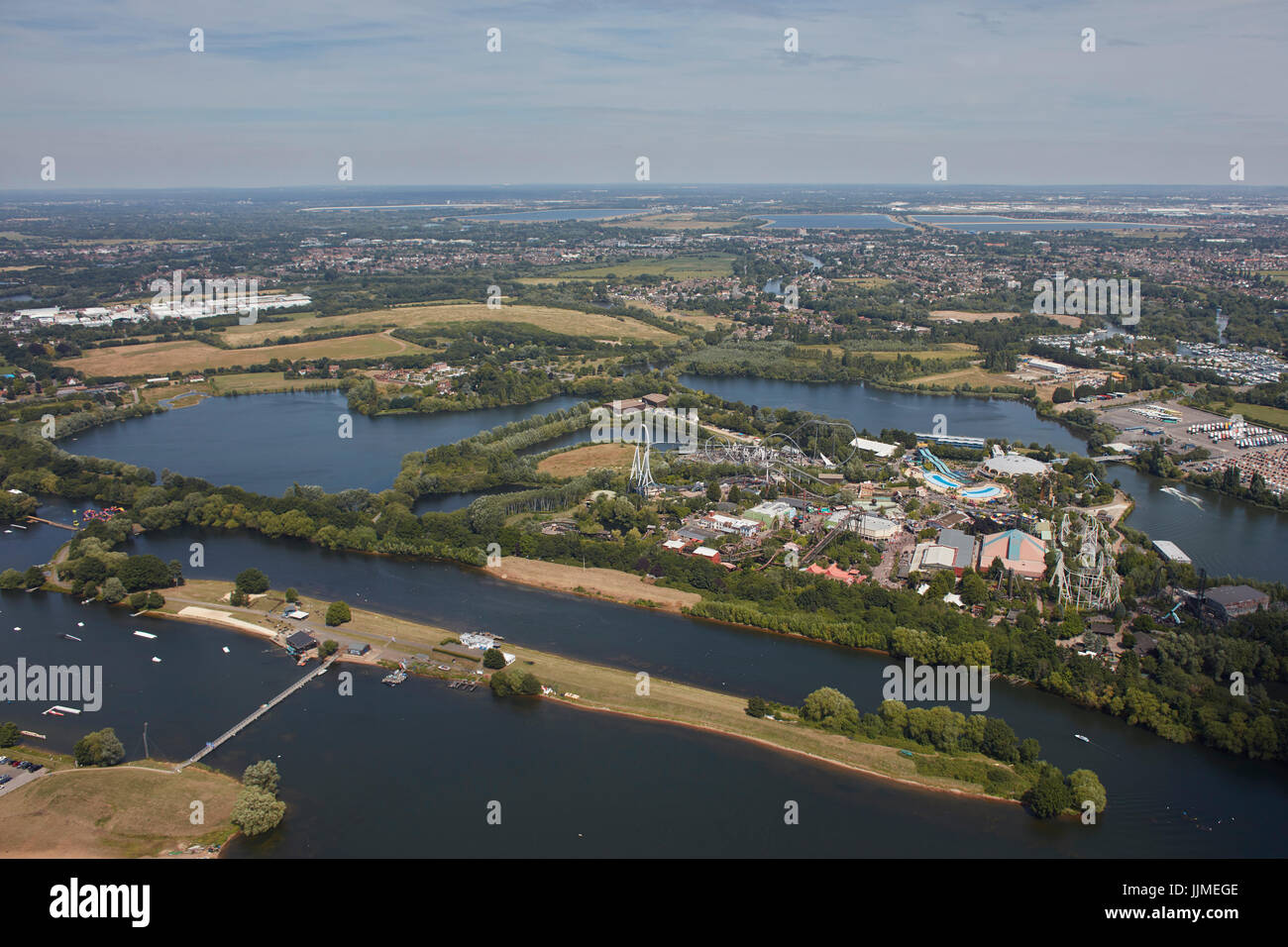 Una veduta aerea di Thorpe Park Resort e dintorni Foto Stock