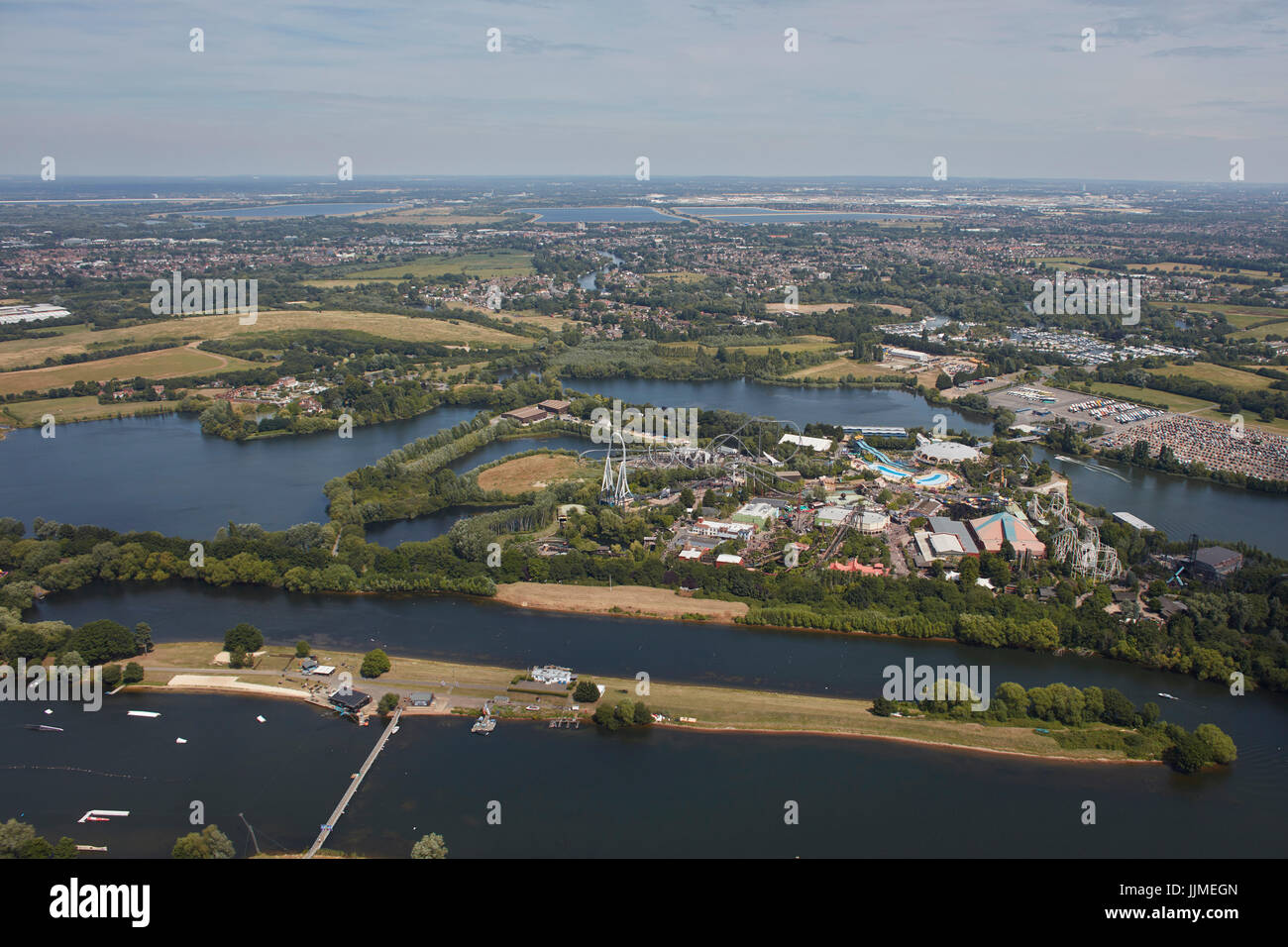 Una veduta aerea di Thorpe Park Resort e dintorni Foto Stock