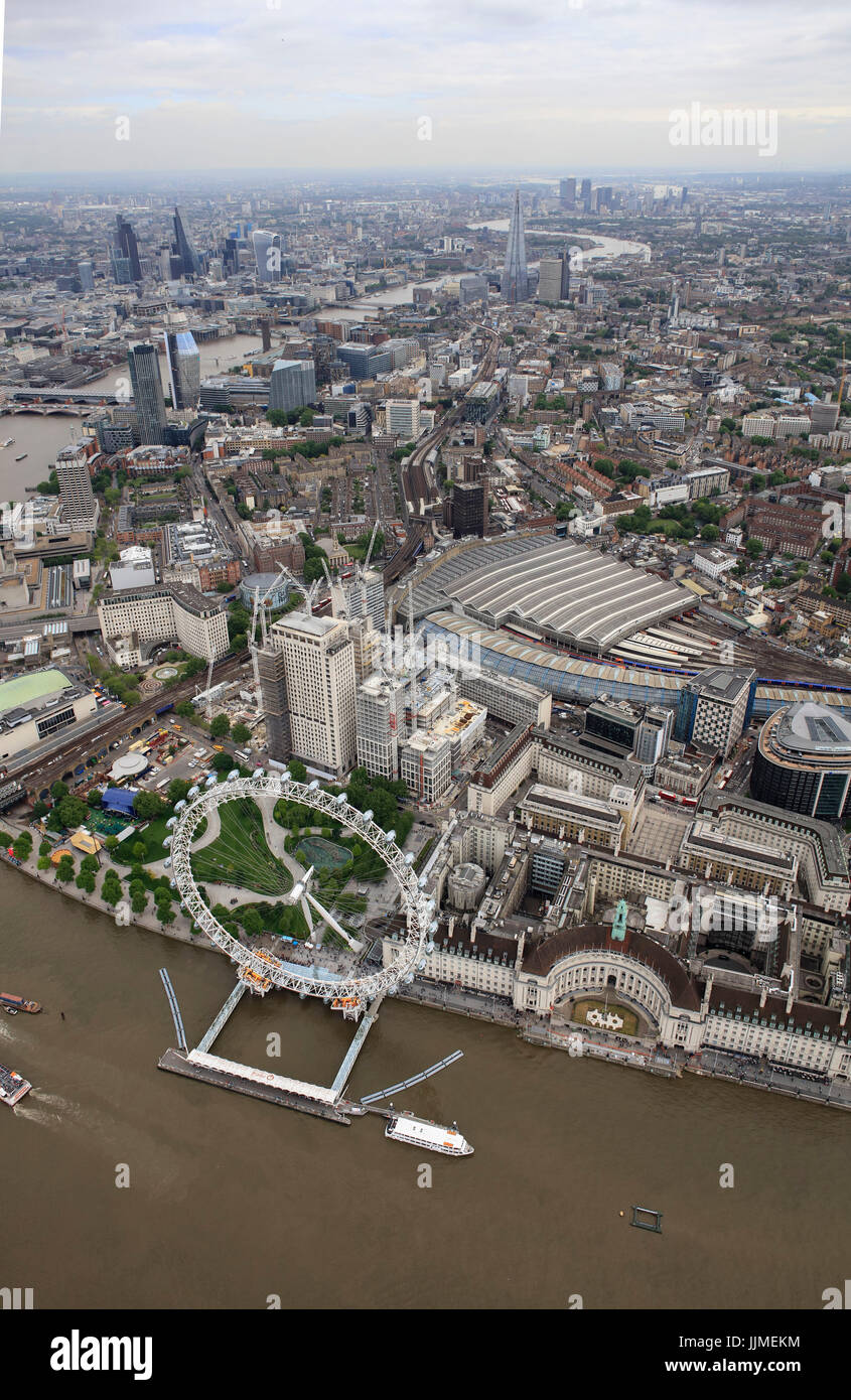 Una veduta aerea di Londra con il London Eye e la stazione di Waterloo in primo piano e la città di Londra in distanza Foto Stock