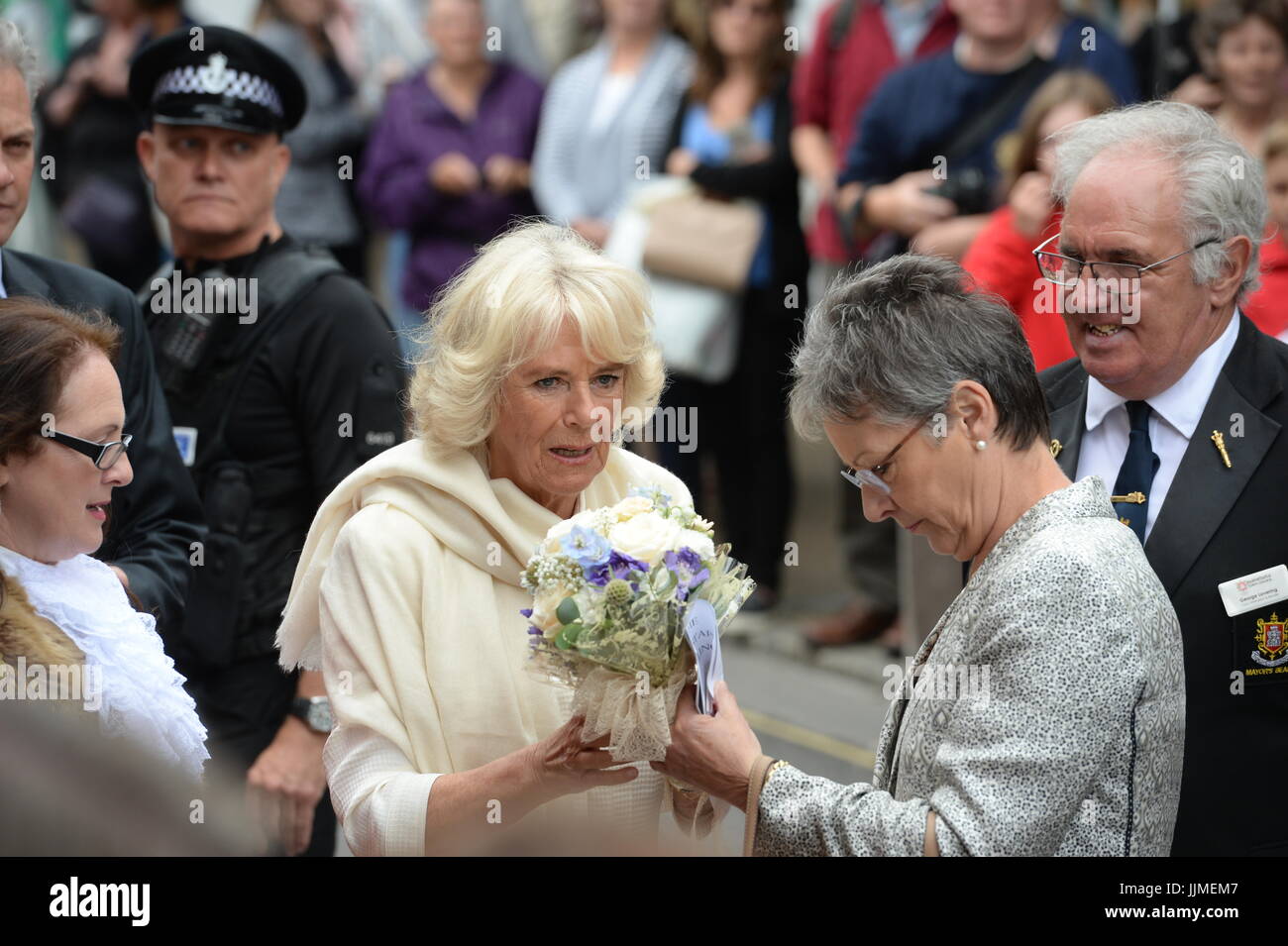 La duchessa di Cornovaglia riceve fiori durante una visita al mercato di un bauletto portaoggetti a Barnstaple. Foto Stock
